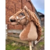 Hobby Horse Großes Pferd auf Stock Premium - helle Kastanie Pferd A3