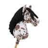 Hobby Horse Großes Pferd auf Stock Premium - Tarant-A3 mit braunen Punkten und einer schwarzen Mähne.